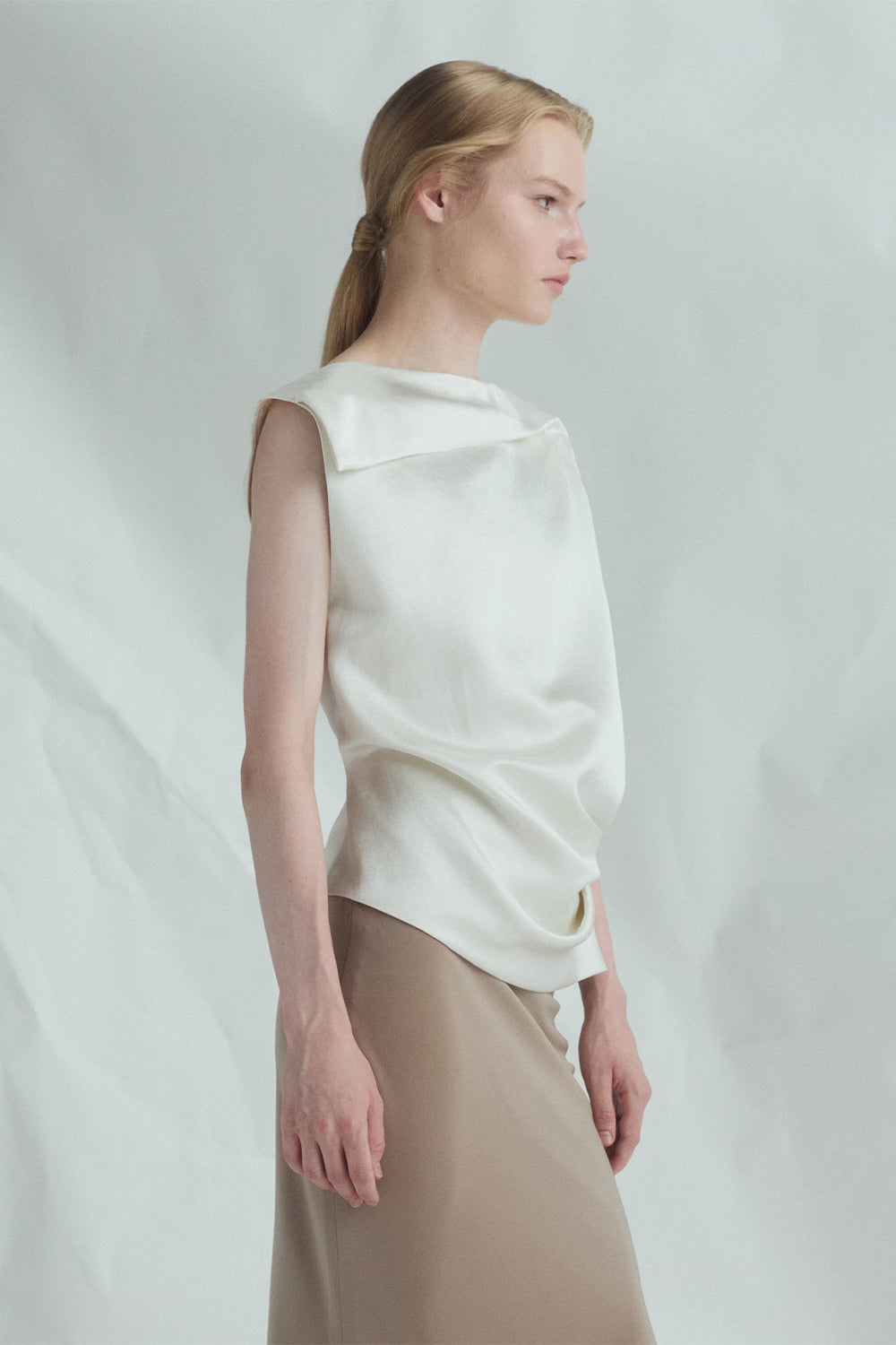 VICKTEERUT Folded-Neckline Sleeveless Blouse เสื้อแขนกุด ปกพับ จับเดรป