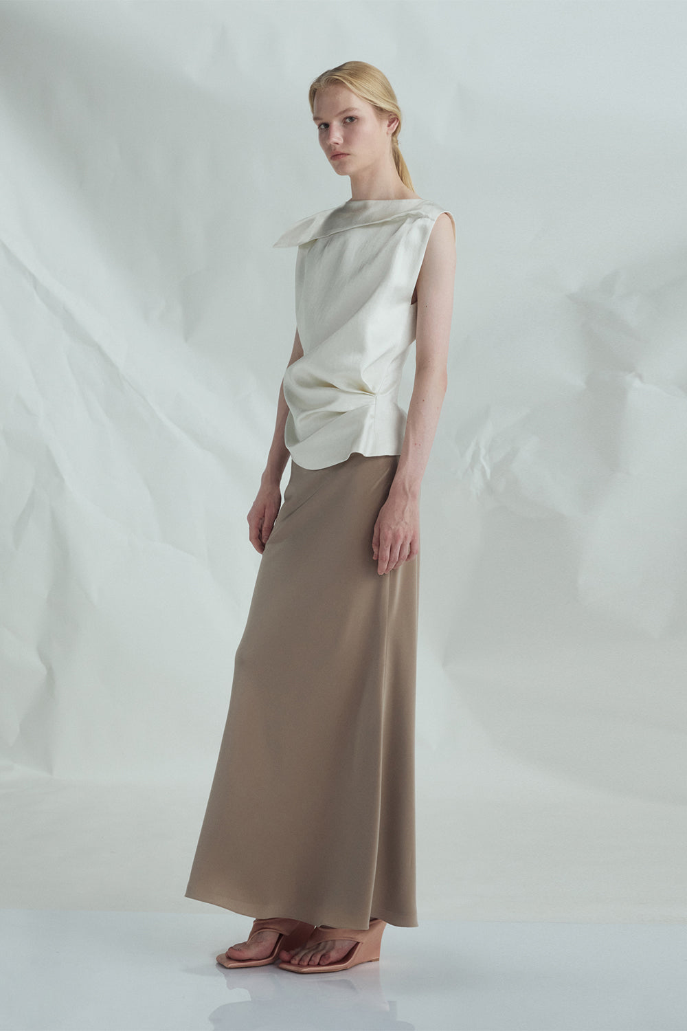 VICKTEERUT Folded-Neckline Sleeveless Blouse เสื้อแขนกุด ปกพับ จับเดรป
