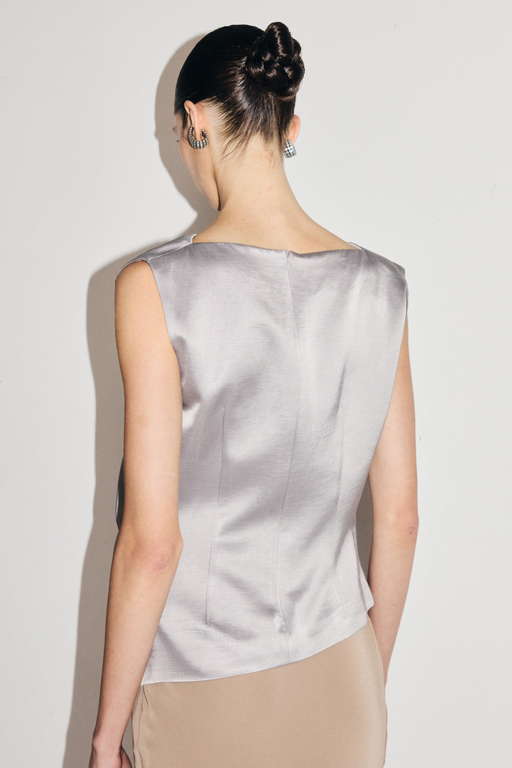 VICKTEERUT Folded-Neckline Sleeveless Blouse เสื้อแขนกุด ปกพับ จับเดรป
