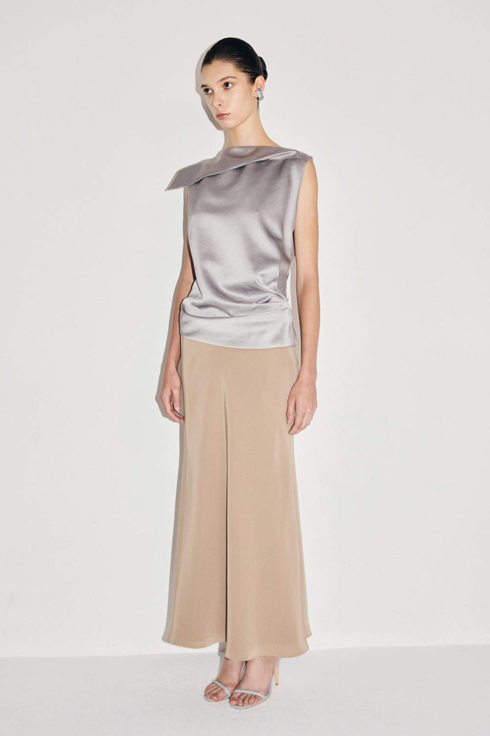 VICKTEERUT Folded-Neckline Sleeveless Blouse เสื้อแขนกุด ปกพับ จับเดรป