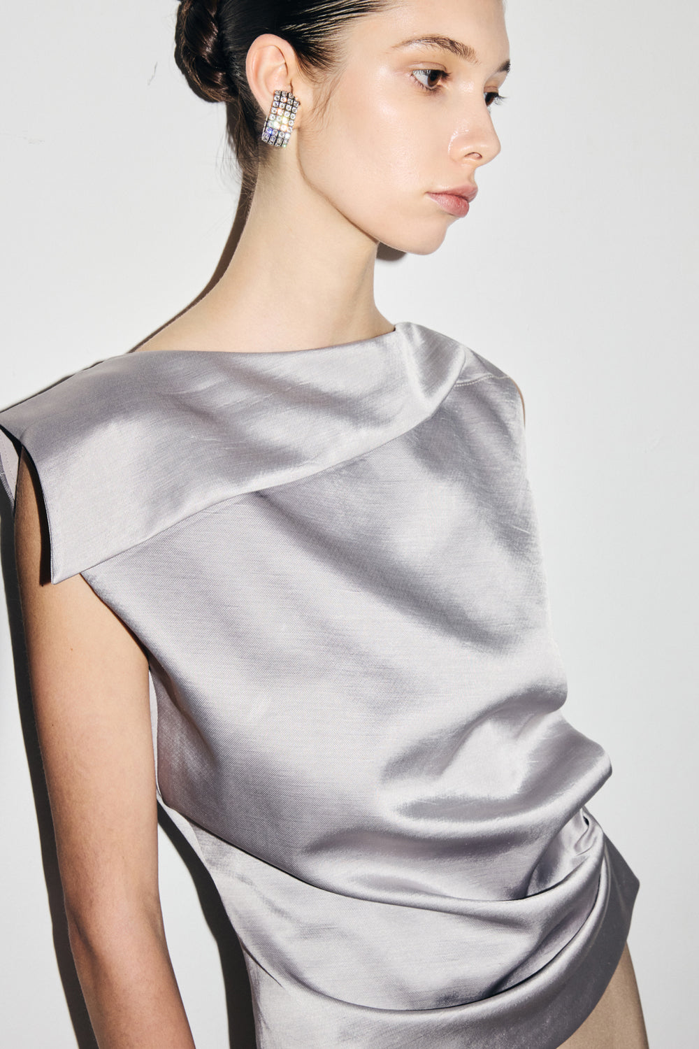 VICKTEERUT Folded-Neckline Sleeveless Blouse เสื้อแขนกุด ปกพับ จับเดรป