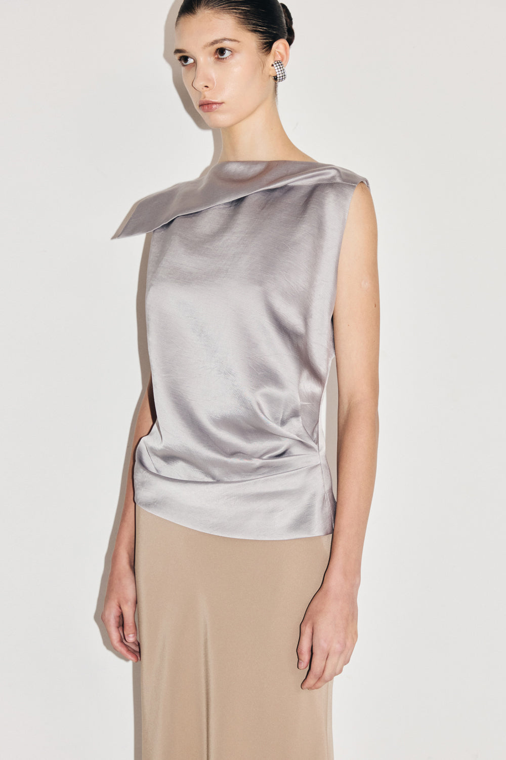 VICKTEERUT Folded-Neckline Sleeveless Blouse เสื้อแขนกุด ปกพับ จับเดรป
