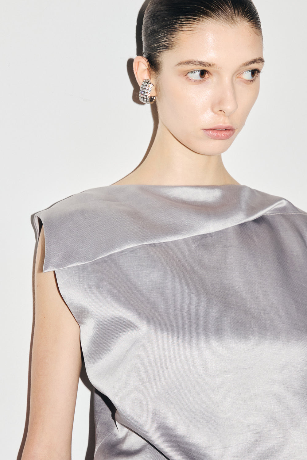 VICKTEERUT Folded-Neckline Sleeveless Blouse เสื้อแขนกุด ปกพับ จับเดรป