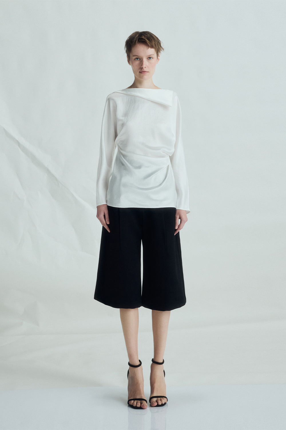 VICKTEERUT Folded-Neckline Long Sleeve Blouse เสื้อแขนยาว ปกพับ จับเดรป