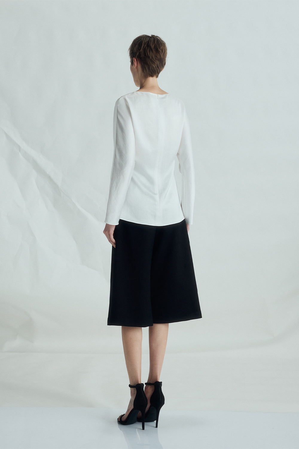 VICKTEERUT Folded-Neckline Long Sleeve Blouse เสื้อแขนยาว ปกพับ จับเดรป