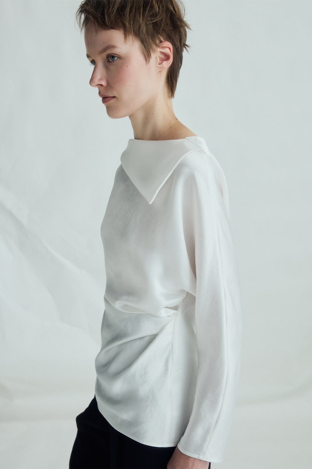 VICKTEERUT Folded-Neckline Long Sleeve Blouse เสื้อแขนยาว ปกพับ จับเดรป