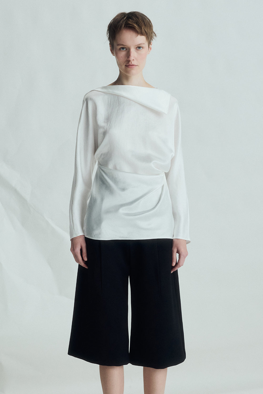 VICKTEERUT Folded-Neckline Long Sleeve Blouse เสื้อแขนยาว ปกพับ จับเดรป