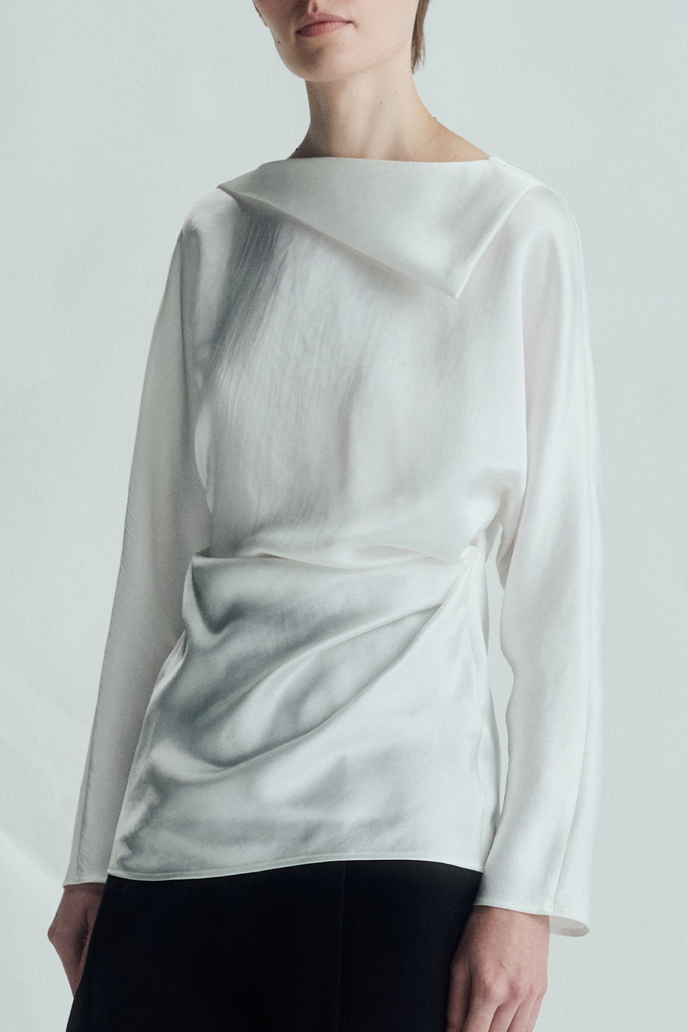 VICKTEERUT Folded-Neckline Long Sleeve Blouse เสื้อแขนยาว ปกพับ จับเดรป
