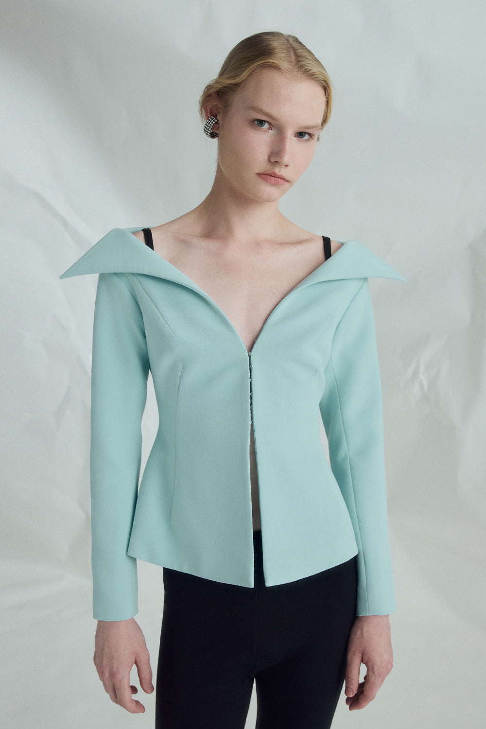 VICKTEERUT Off Shoulder Blouse with Folded Neckline เสื้อเปิดไหล่ แขนยาว คอปกพับ