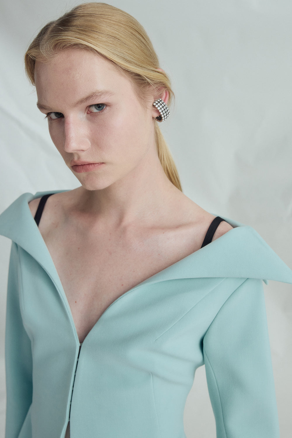 VICKTEERUT Off Shoulder Blouse with Folded Neckline เสื้อเปิดไหล่ แขนยาว คอปกพับ
