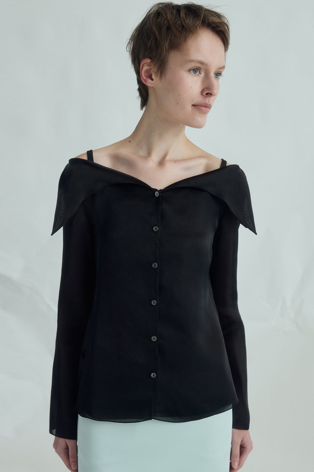 VICKTEERUT Off-Shoulder Button-Front Blouse with Folded Neckline เสื้อเปิดไหล่ แขนยาว กระดุมหน้า คอปกพับ