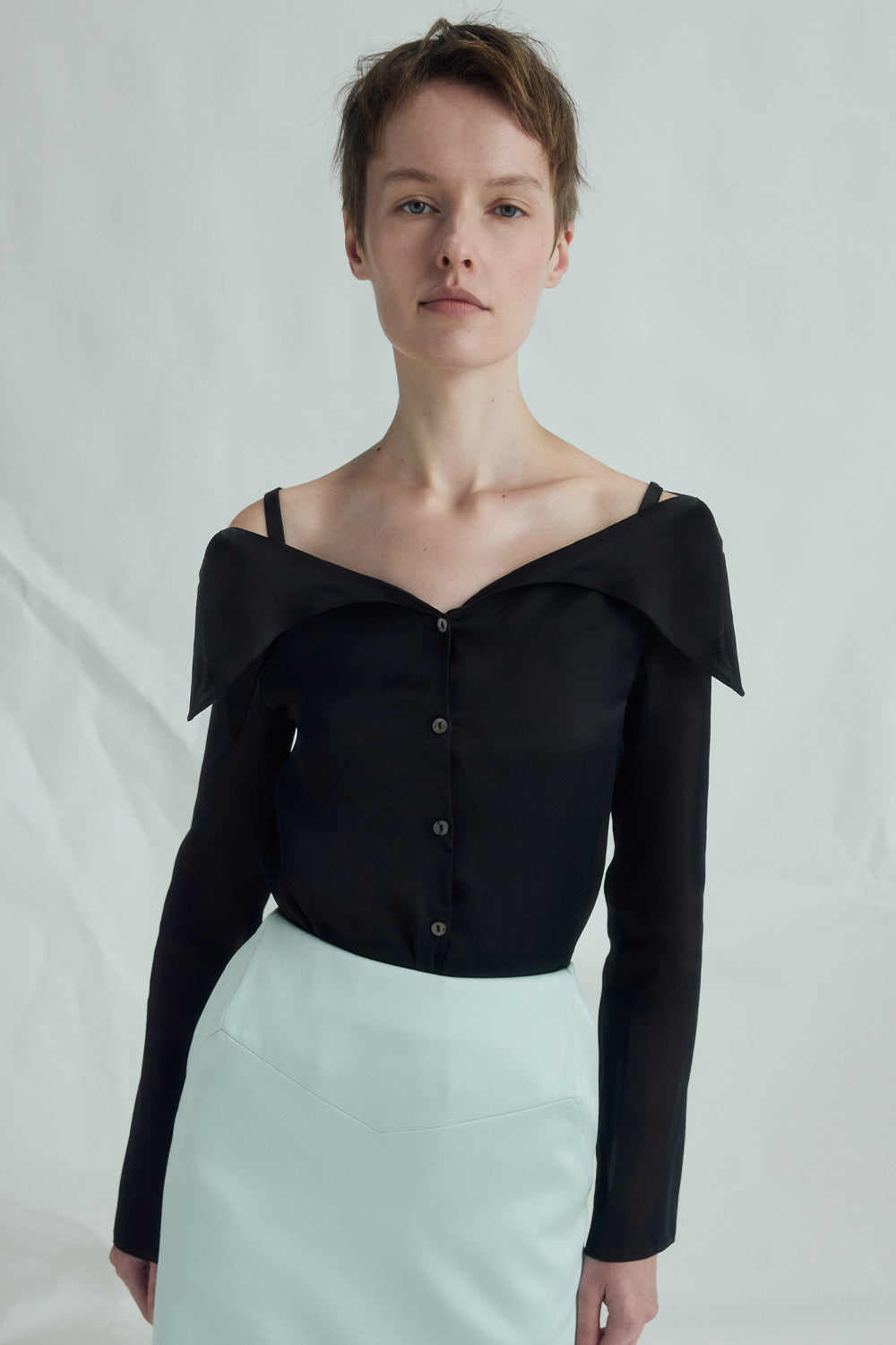 VICKTEERUT Off-Shoulder Button-Front Blouse with Folded Neckline เสื้อเปิดไหล่ แขนยาว กระดุมหน้า คอปกพับ