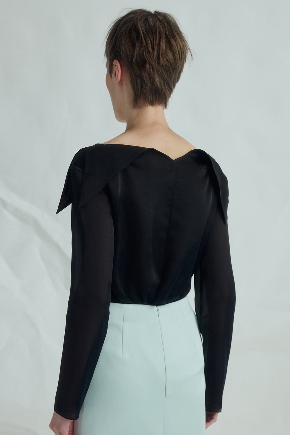 VICKTEERUT Off-Shoulder Button-Front Blouse with Folded Neckline เสื้อเปิดไหล่ แขนยาว กระดุมหน้า คอปกพับ