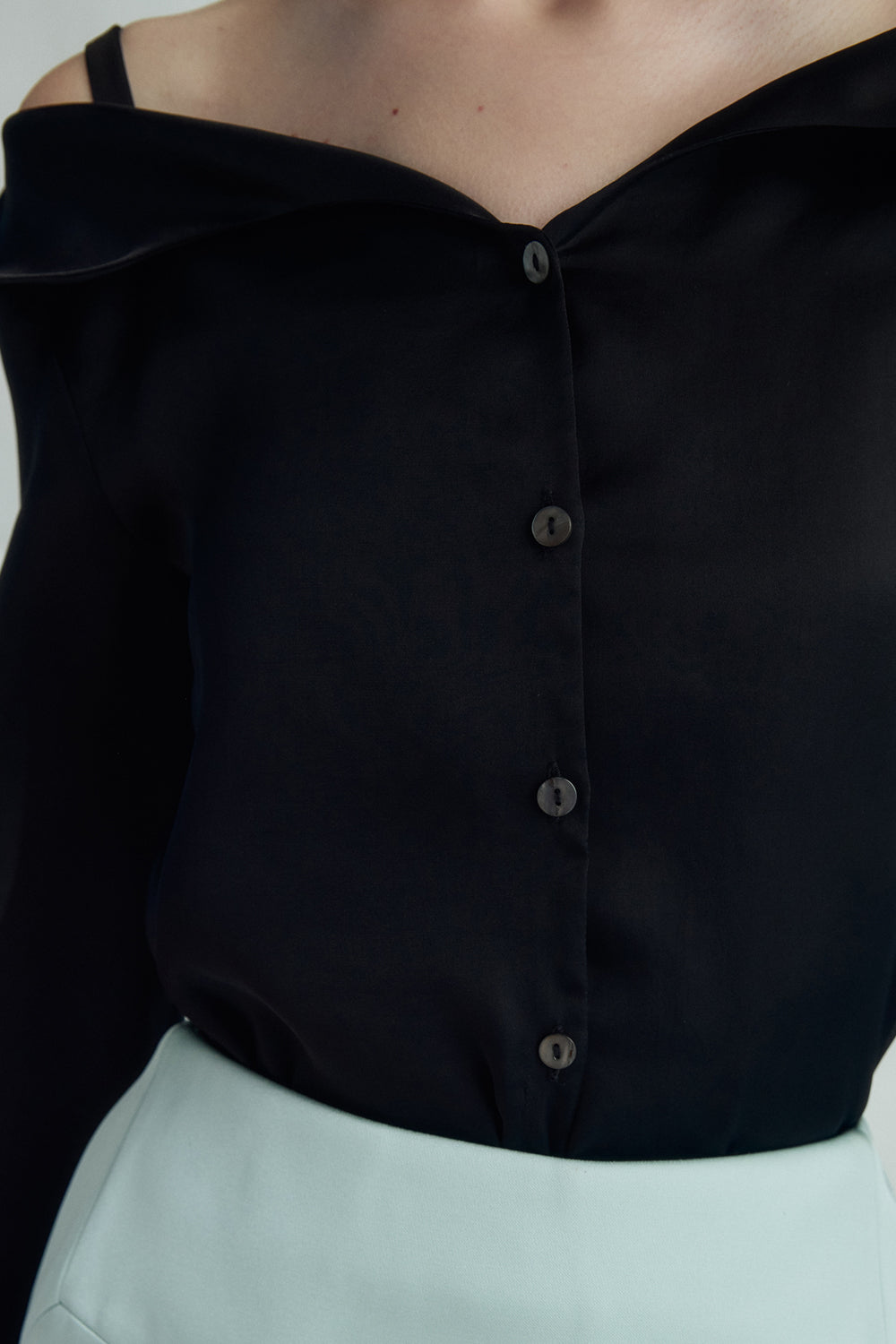 VICKTEERUT Off-Shoulder Button-Front Blouse with Folded Neckline เสื้อเปิดไหล่ แขนยาว กระดุมหน้า คอปกพับ