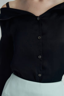VICKTEERUT Off-Shoulder Button-Front Blouse with Folded Neckline เสื้อเปิดไหล่ แขนยาว กระดุมหน้า คอปกพับ