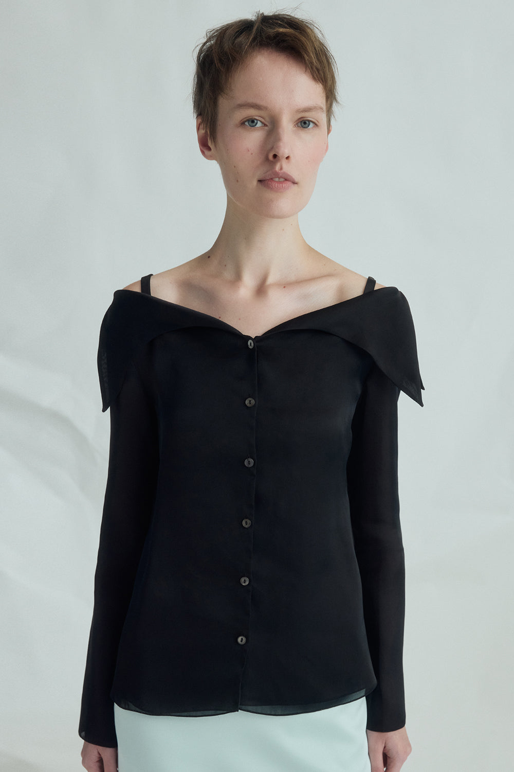 VICKTEERUT Off-Shoulder Button-Front Blouse with Folded Neckline เสื้อเปิดไหล่ แขนยาว กระดุมหน้า คอปกพับ
