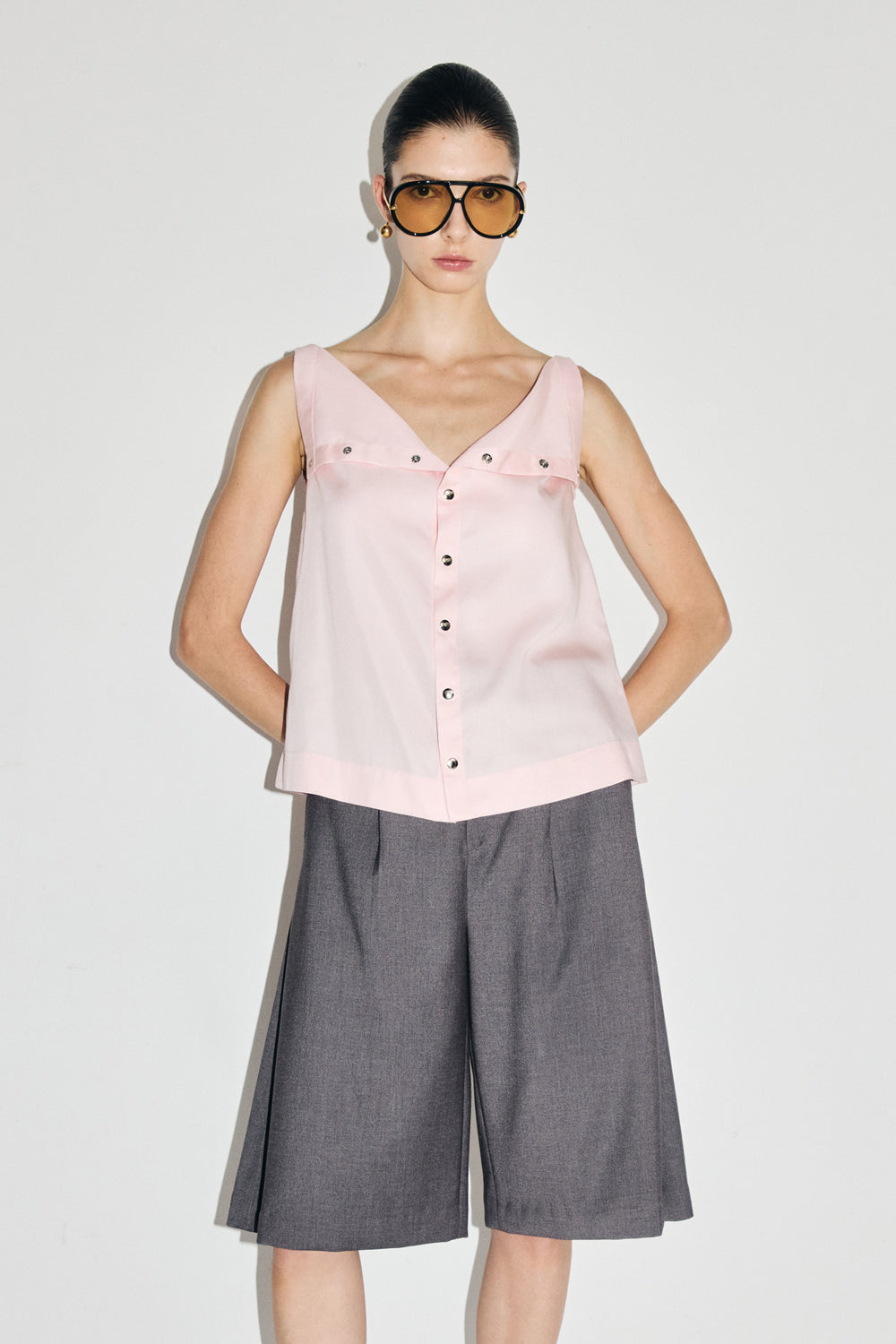VICKTEERUT Sleeveless Open-Collar Button-Front Blouse เสื้อแขนกุด คอปก กระดุมหน้า