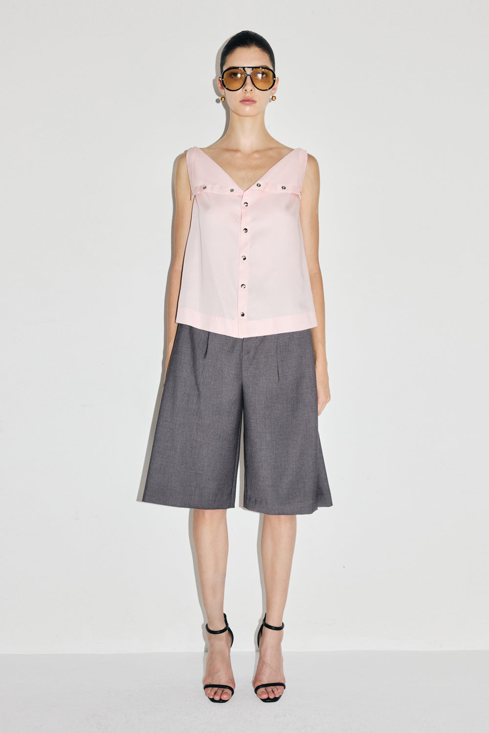 VICKTEERUT Sleeveless Open-Collar Button-Front Blouse เสื้อแขนกุด คอปก กระดุมหน้า
