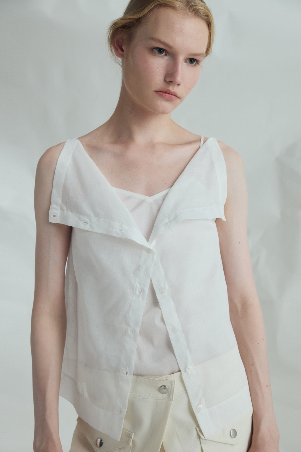 VICKTEERUT Sleeveless Open-Collar Button-Front Blouse เสื้อแขนกุด คอปก กระดุมหน้า