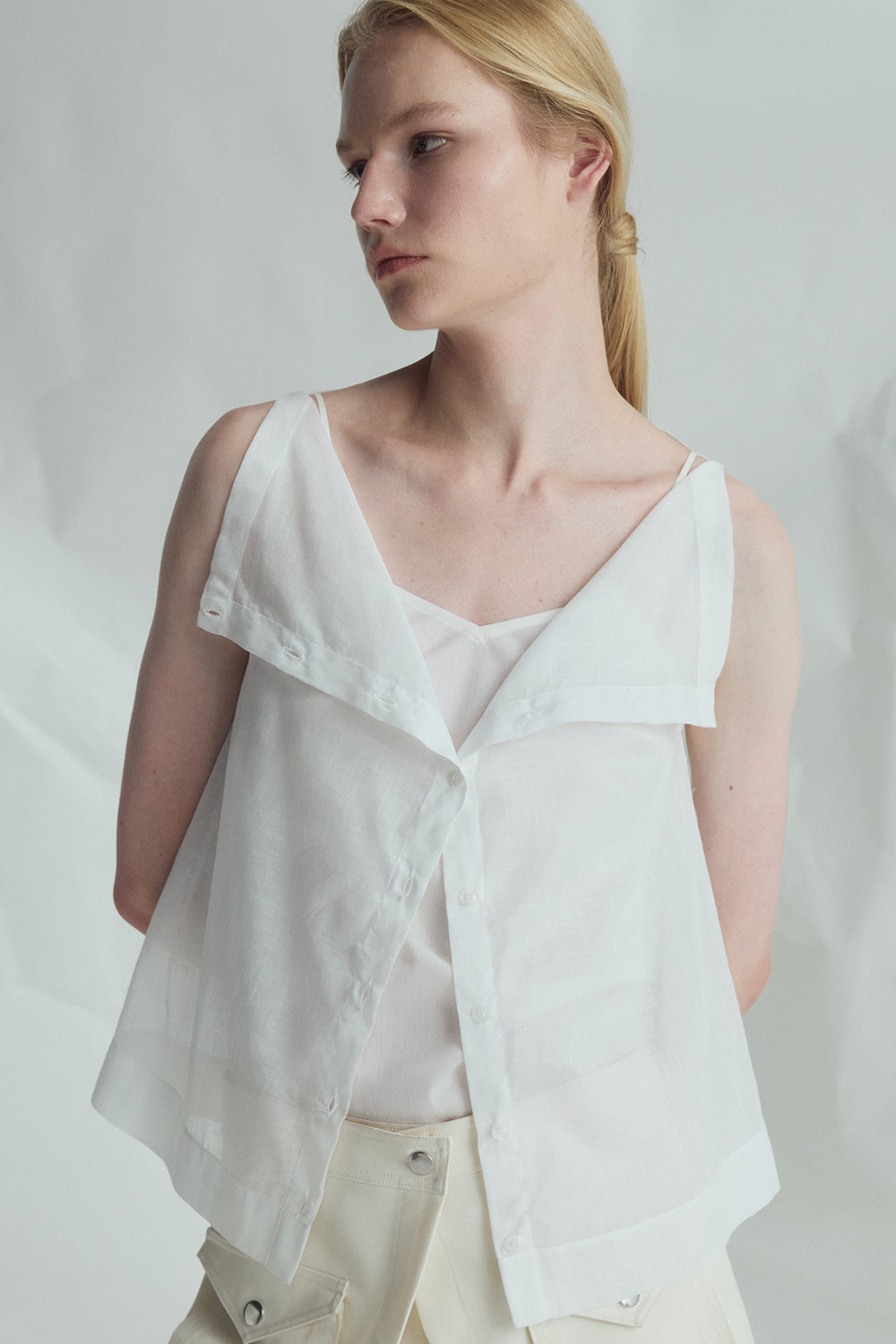 VICKTEERUT Sleeveless Open-Collar Button-Front Blouse เสื้อแขนกุด คอปก กระดุมหน้า