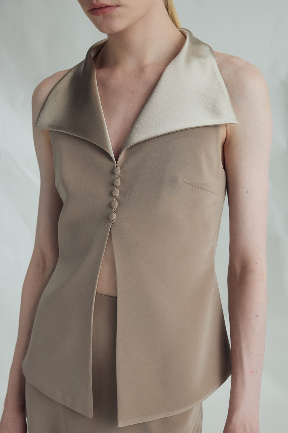 VICKTEERUT Sleeveless Open-Collar Button-Front Blouse เสื้อแขนกุด คอปก กระดุมหน้า