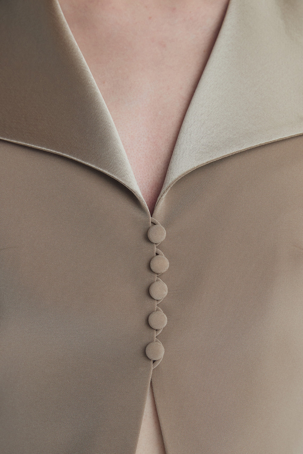 VICKTEERUT Sleeveless Open-Collar Button-Front Blouse เสื้อแขนกุด คอปก กระดุมหน้า