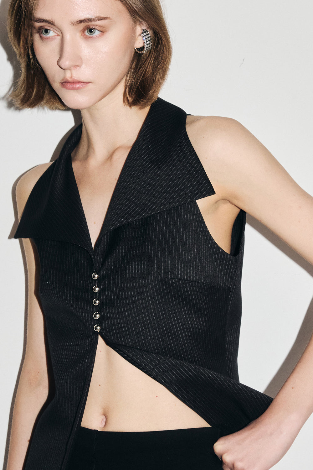 VICKTEERUT Sleeveless Open-Collar Button-Front Blouse เสื้อแขนกุด คอปก กระดุมหน้า
