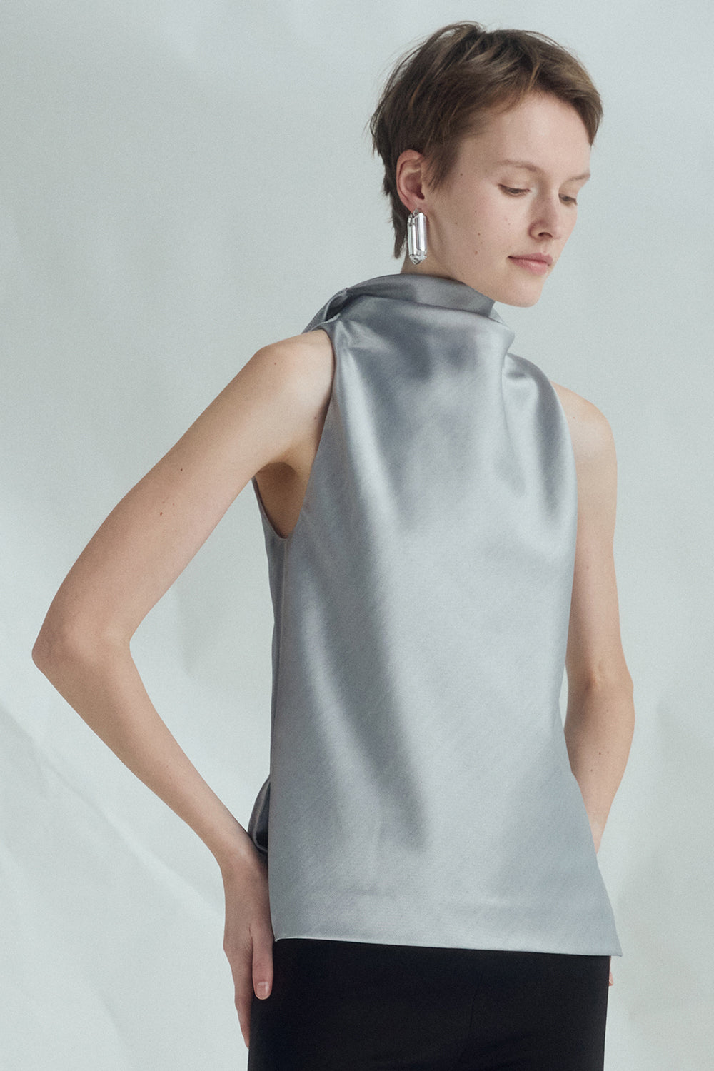 VICKTEERUT Sleeveless Turtleneck Blouse เสื้อแขนกุด คอปีน