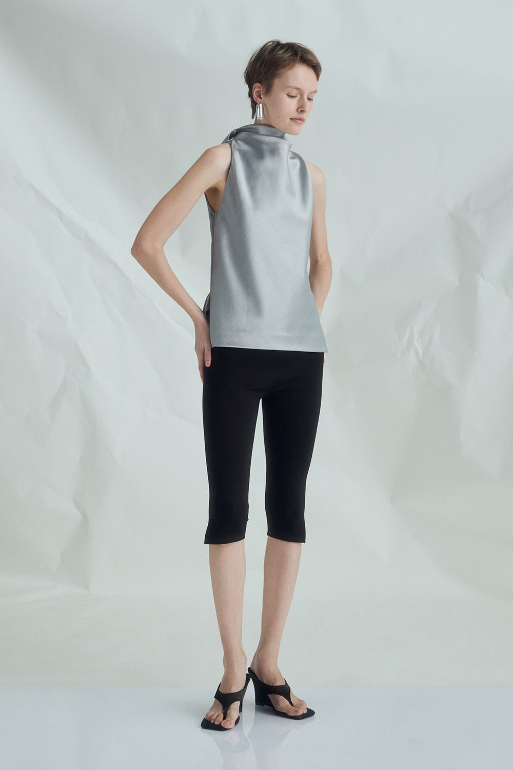 VICKTEERUT Sleeveless Turtleneck Blouse เสื้อแขนกุด คอปีน