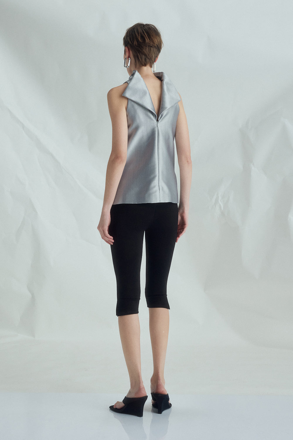 VICKTEERUT Sleeveless Turtleneck Blouse เสื้อแขนกุด คอปีน