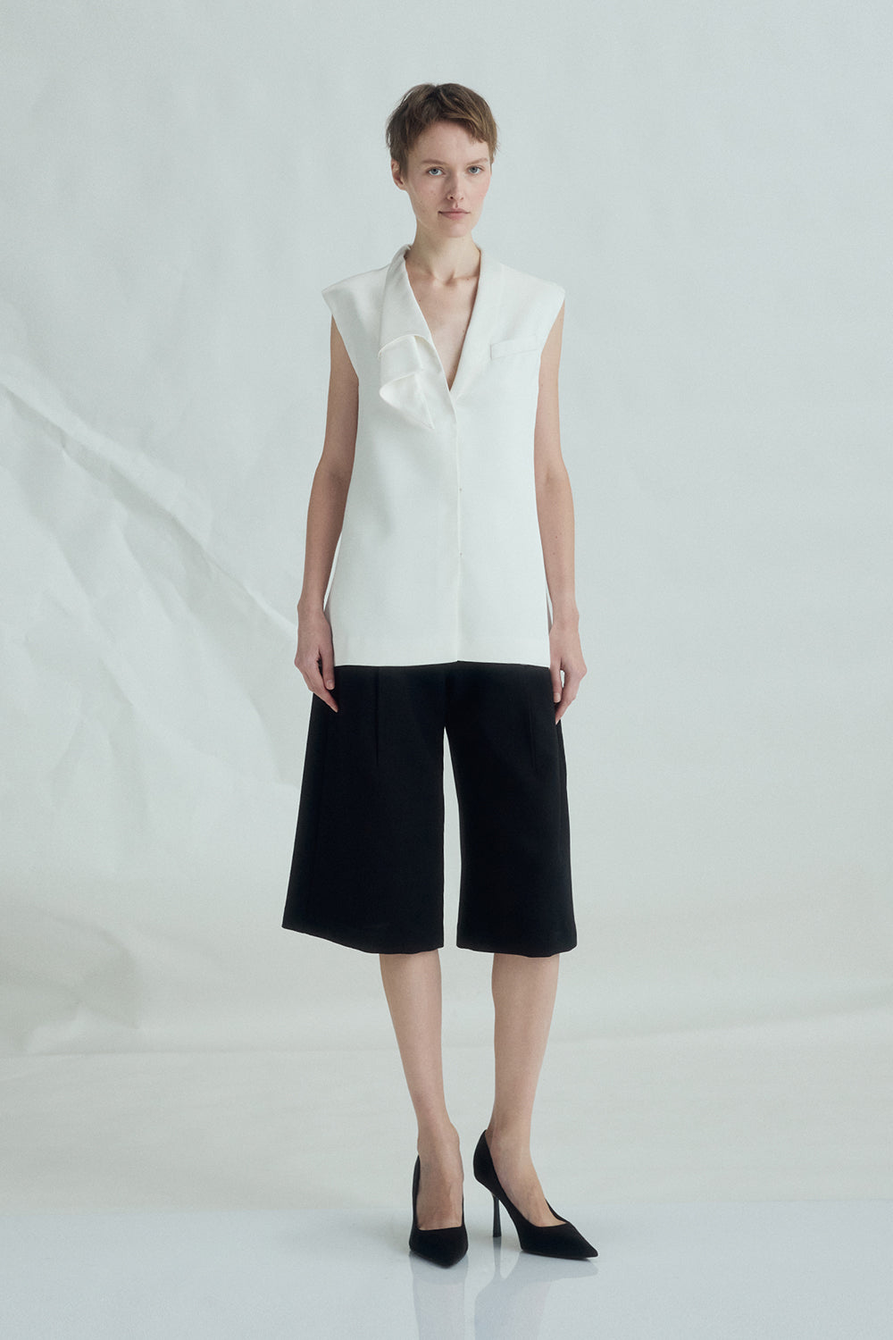 VICKTEERUT Sleeveless Blouse with Sculptural Rolled Neckline เสื้อแขนกุด ปกม้วน