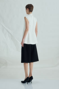 VICKTEERUT Sleeveless Blouse with Sculptural Rolled Neckline เสื้อแขนกุด ปกม้วน