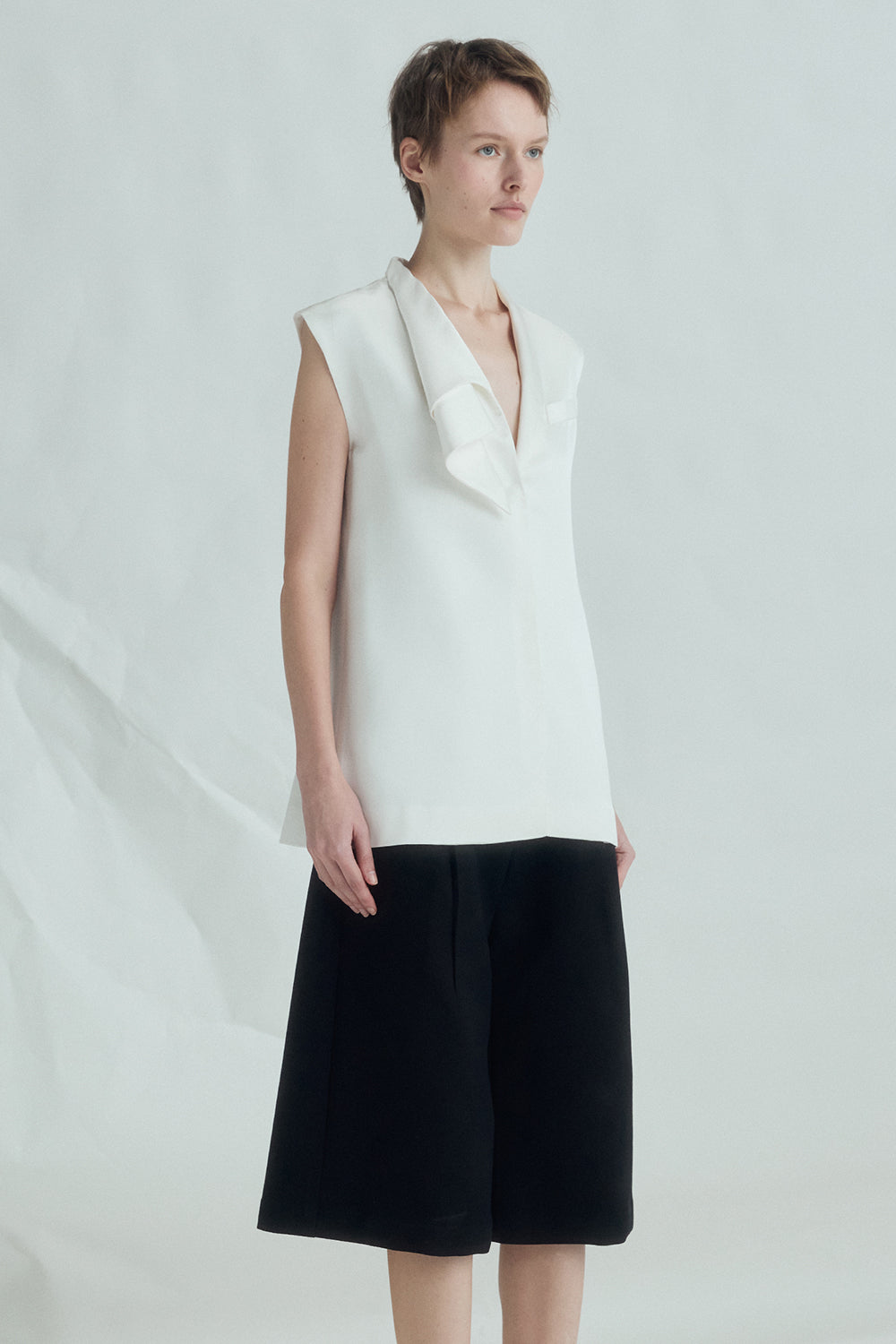 VICKTEERUT Sleeveless Blouse with Sculptural Rolled Neckline เสื้อแขนกุด ปกม้วน