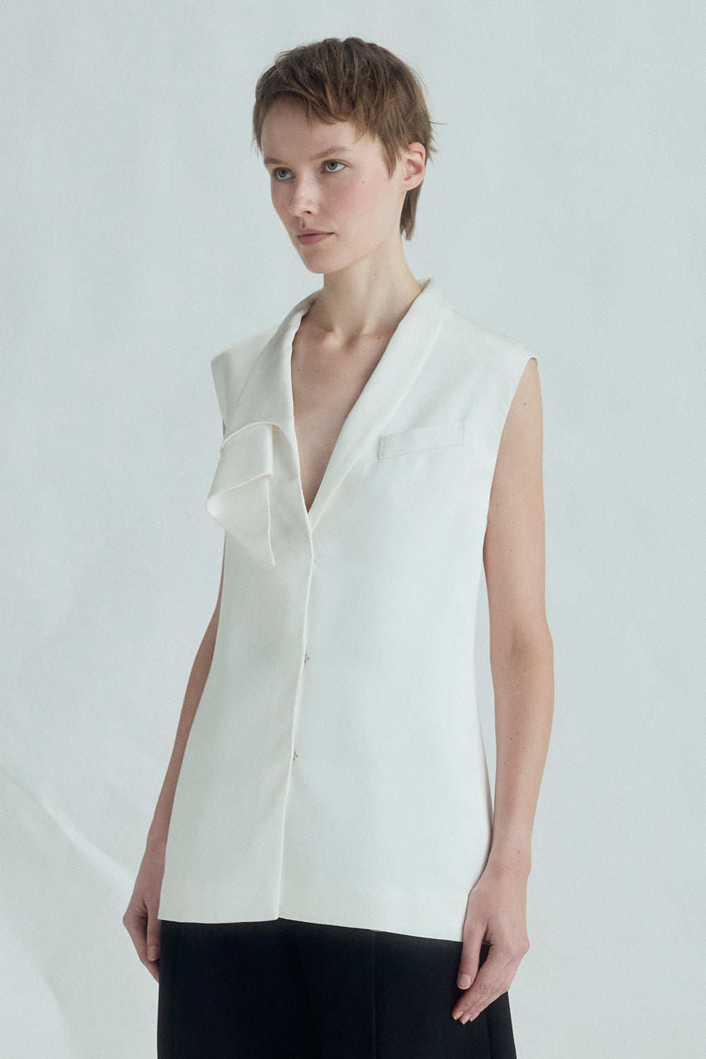 VICKTEERUT Sleeveless Blouse with Sculptural Rolled Neckline เสื้อแขนกุด ปกม้วน