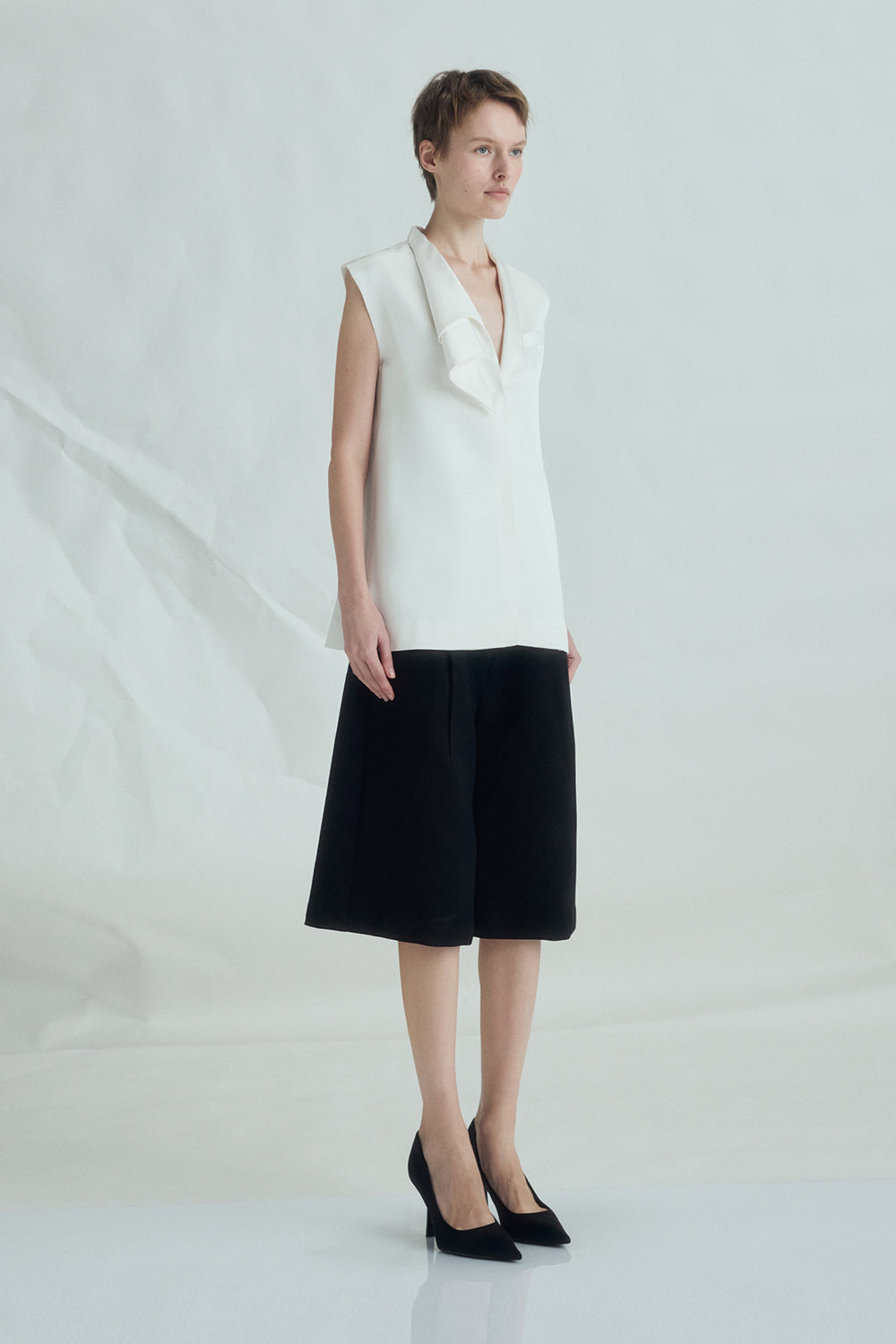 VICKTEERUT Sleeveless Blouse with Sculptural Rolled Neckline เสื้อแขนกุด ปกม้วน