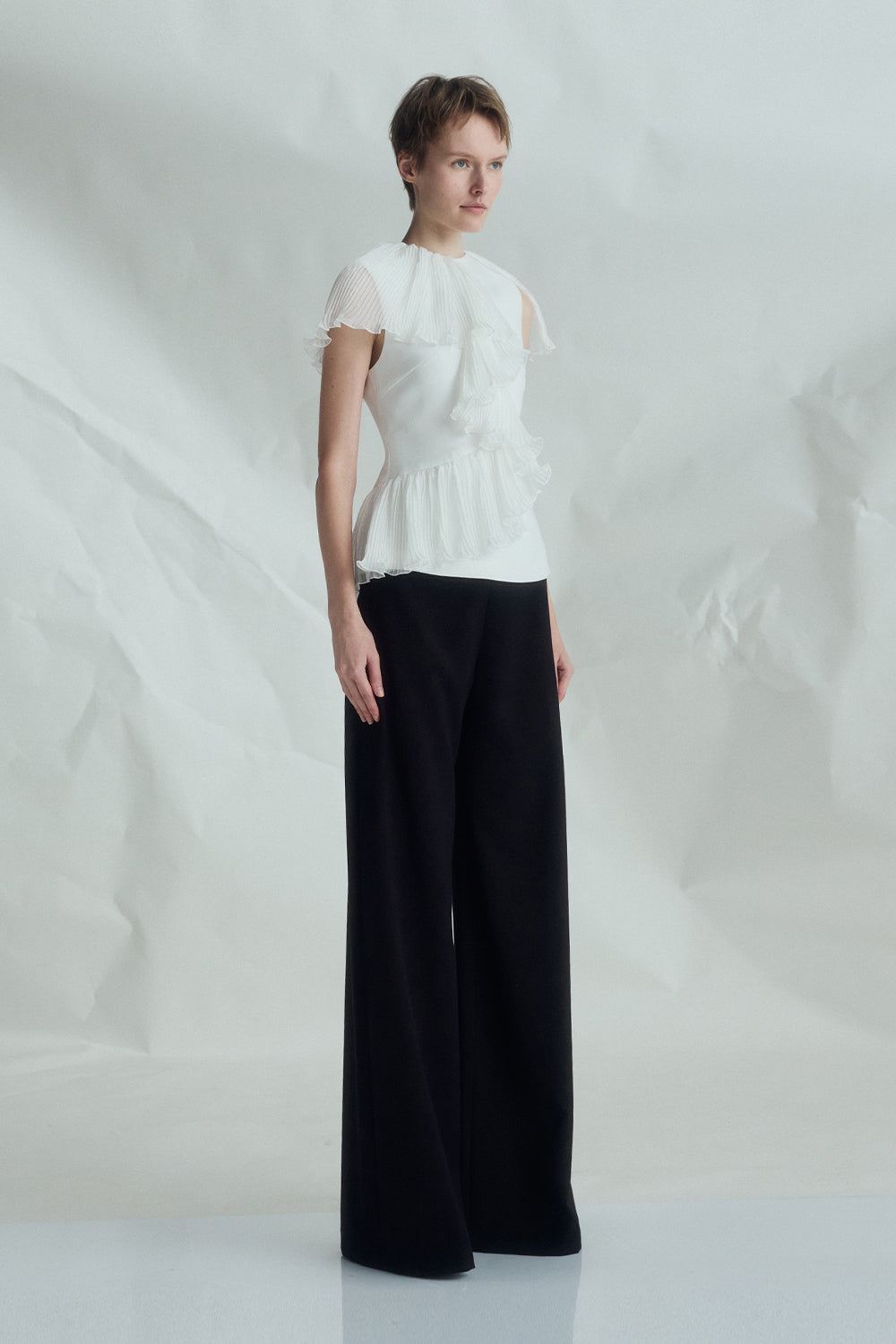 VICKTEERUT Sleeveless Blouse with Pleat Ruffle Detail เสื้อแขนกุด ตกแต่งระบายอัดพลีท