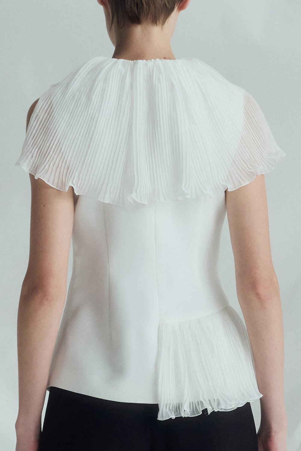 VICKTEERUT Sleeveless Blouse with Pleat Ruffle Detail เสื้อแขนกุด ตกแต่งระบายอัดพลีท