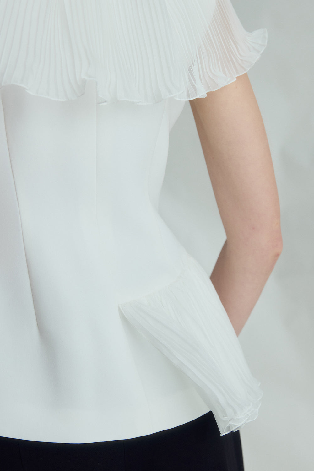VICKTEERUT Sleeveless Blouse with Pleat Ruffle Detail เสื้อแขนกุด ตกแต่งระบายอัดพลีท