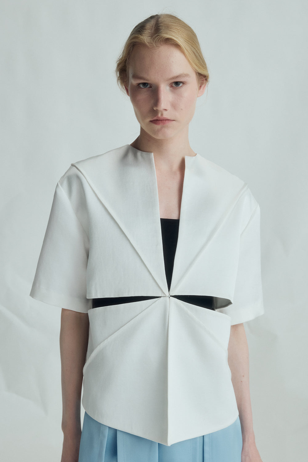 VICKTEERUT Short Sleeve Oversize Blouse with Cut-Out Detail เสื้อแขนสั้น ทรงโอเวอร์ไซส์ ดีเทลคัตเอาท์