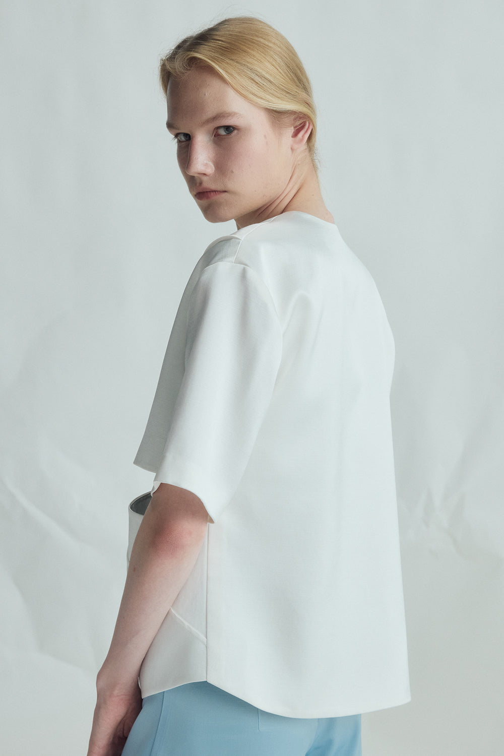 VICKTEERUT Short Sleeve Oversize Blouse with Cut-Out Detail เสื้อแขนสั้น ทรงโอเวอร์ไซส์ ดีเทลคัตเอาท์