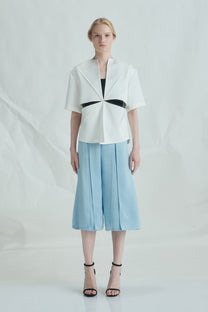 VICKTEERUT Short Sleeve Oversize Blouse with Cut-Out Detail เสื้อแขนสั้น ทรงโอเวอร์ไซส์ ดีเทลคัตเอาท์