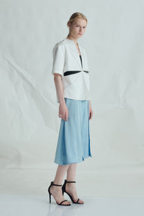 VICKTEERUT Short Sleeve Oversize Blouse with Cut-Out Detail เสื้อแขนสั้น ทรงโอเวอร์ไซส์ ดีเทลคัตเอาท์