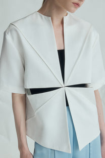 VICKTEERUT Short Sleeve Oversize Blouse with Cut-Out Detail เสื้อแขนสั้น ทรงโอเวอร์ไซส์ ดีเทลคัตเอาท์