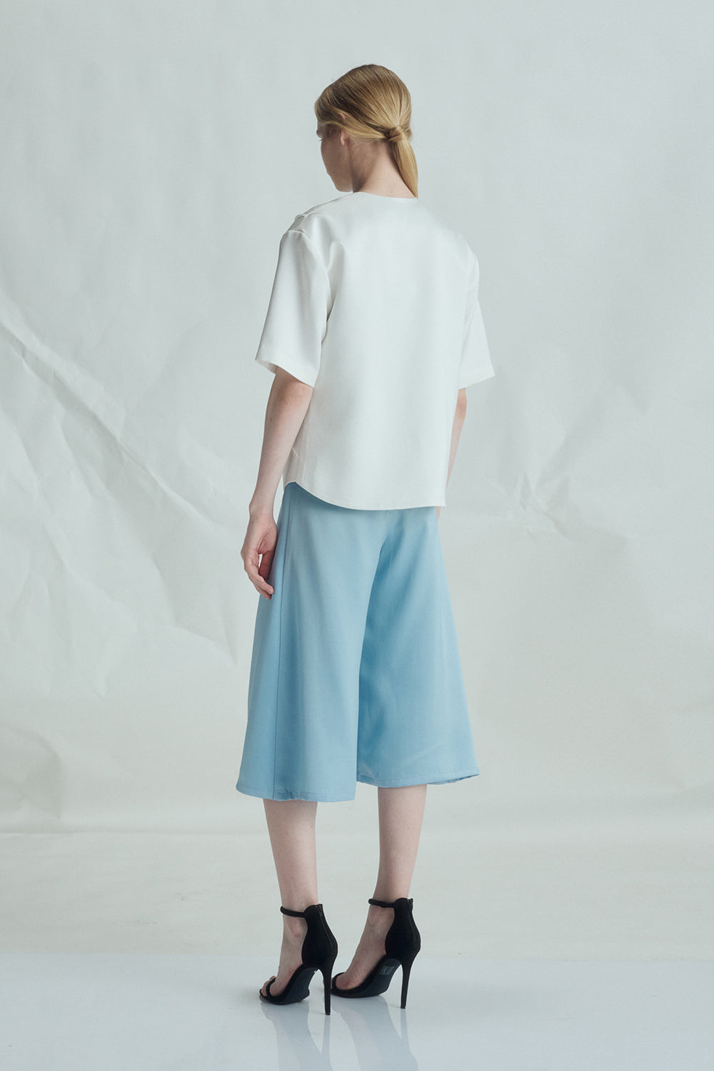 VICKTEERUT Short Sleeve Oversize Blouse with Cut-Out Detail เสื้อแขนสั้น ทรงโอเวอร์ไซส์ ดีเทลคัตเอาท์