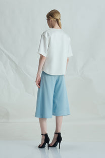 VICKTEERUT Short Sleeve Oversize Blouse with Cut-Out Detail เสื้อแขนสั้น ทรงโอเวอร์ไซส์ ดีเทลคัตเอาท์