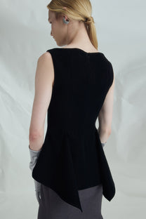 VICKTEERUT Sleeveless Boat Neck Blouse เสื้อแขนกุด คอปาด