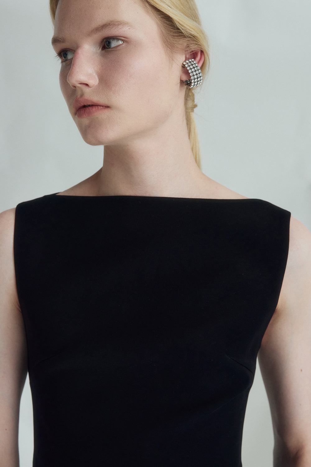VICKTEERUT Sleeveless Boat Neck Blouse เสื้อแขนกุด คอปาด