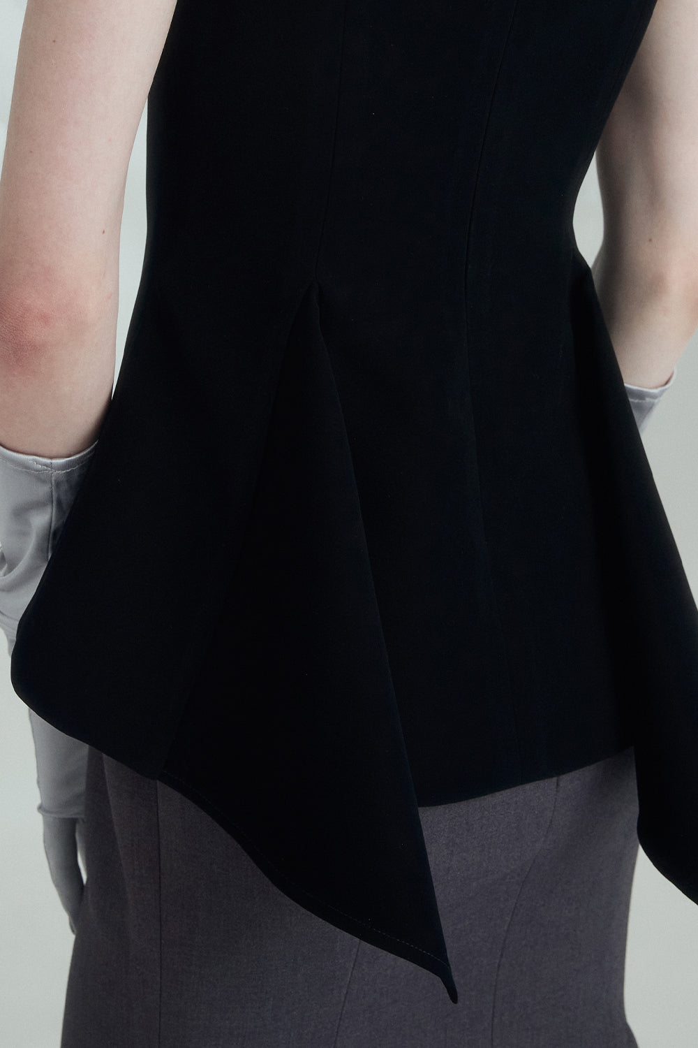 VICKTEERUT Sleeveless Boat Neck Blouse เสื้อแขนกุด คอปาด