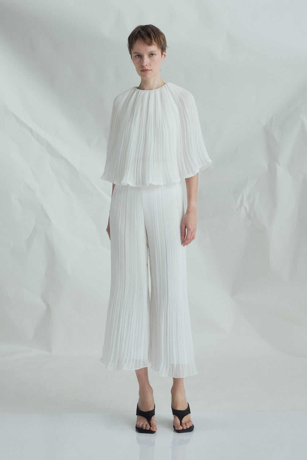 VICKTEERUT Cape Sleeve Pleated Blouse เสื้อแขนเคป อัดพลีท