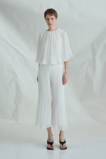 VICKTEERUT Cape Sleeve Pleated Blouse เสื้อแขนเคป อัดพลีท